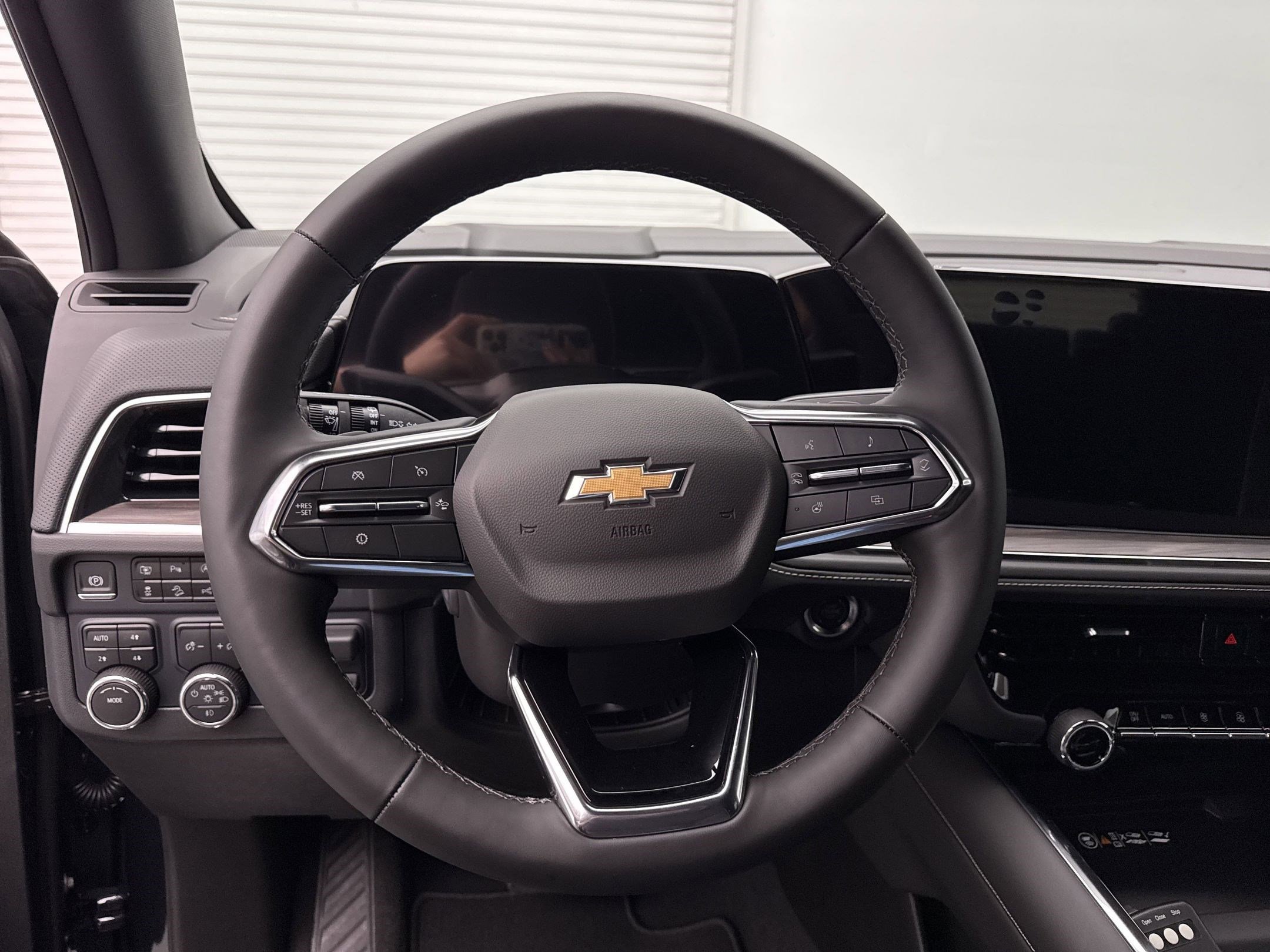 2025 Chevrolet Suburban Premier photo 12