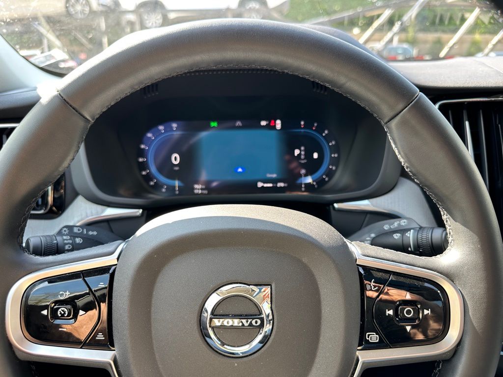 2025 Volvo XC60 B5 Plus photo 22