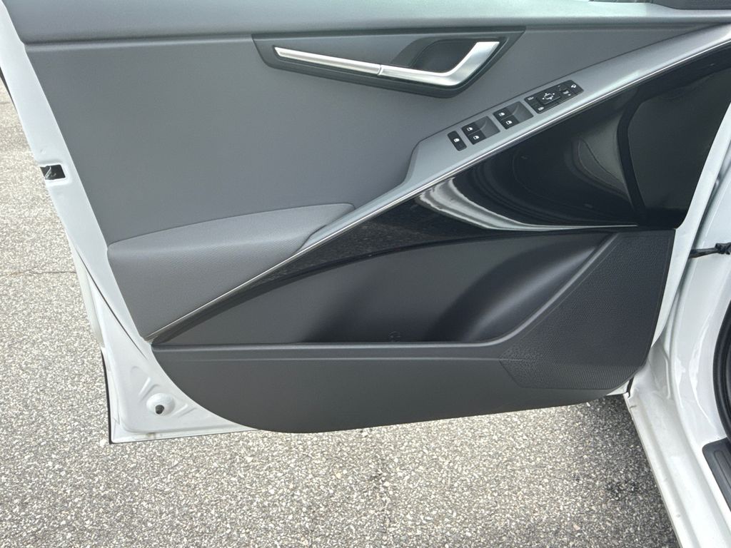 2025 Kia Niro EX Touring photo 9