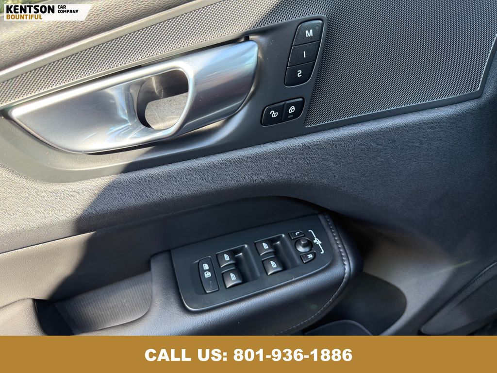 2025 Volvo XC60 B5 Plus photo 21