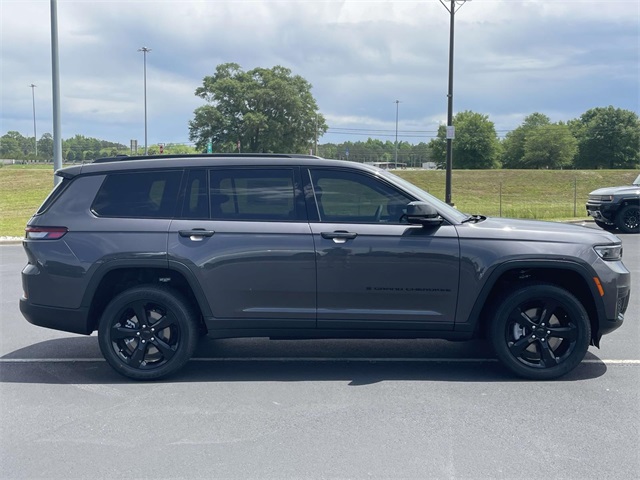 2025 Jeep Grand Cherokee Altitude photo 2