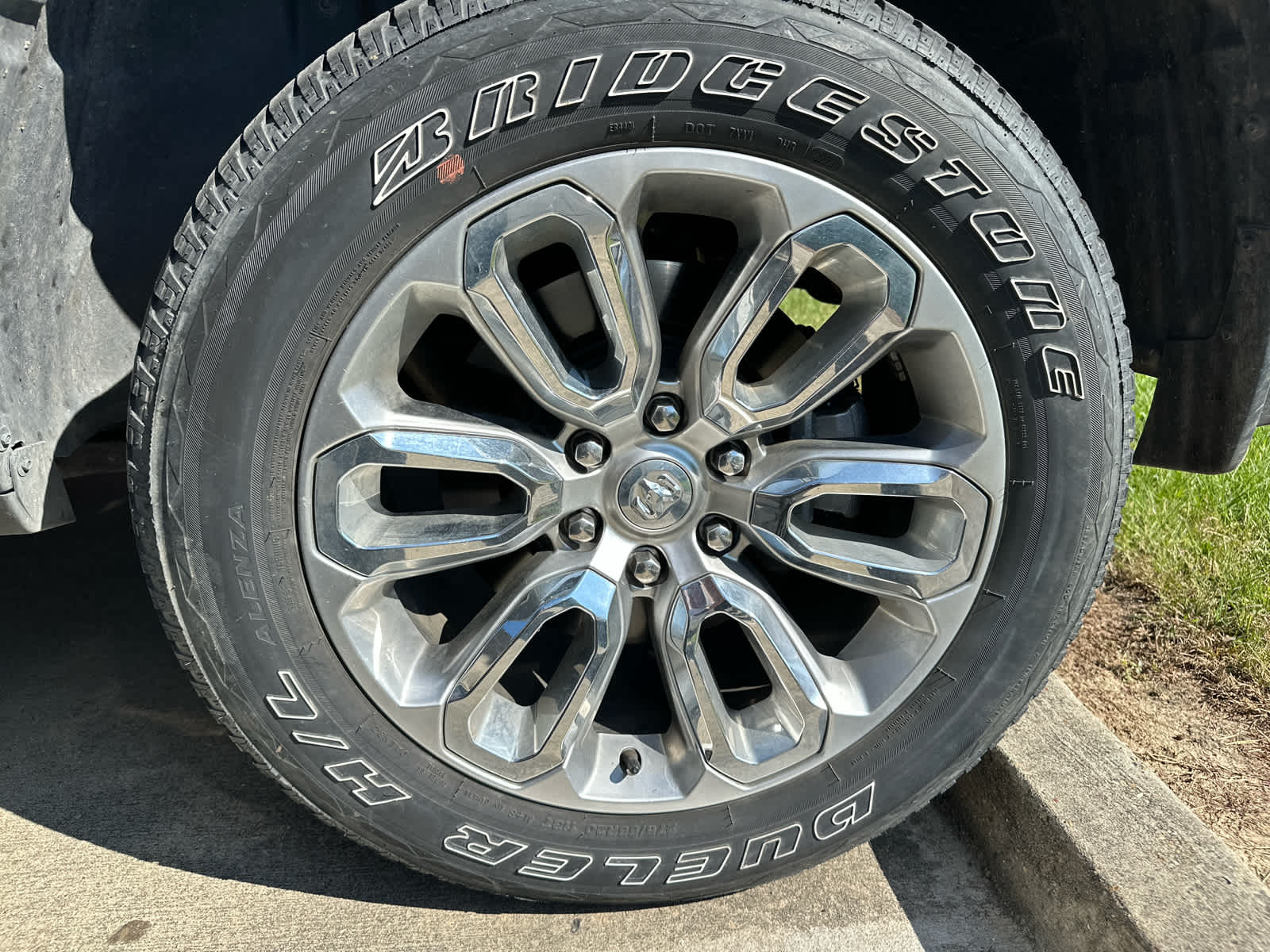 2024 Ram 1500 Laramie photo 8