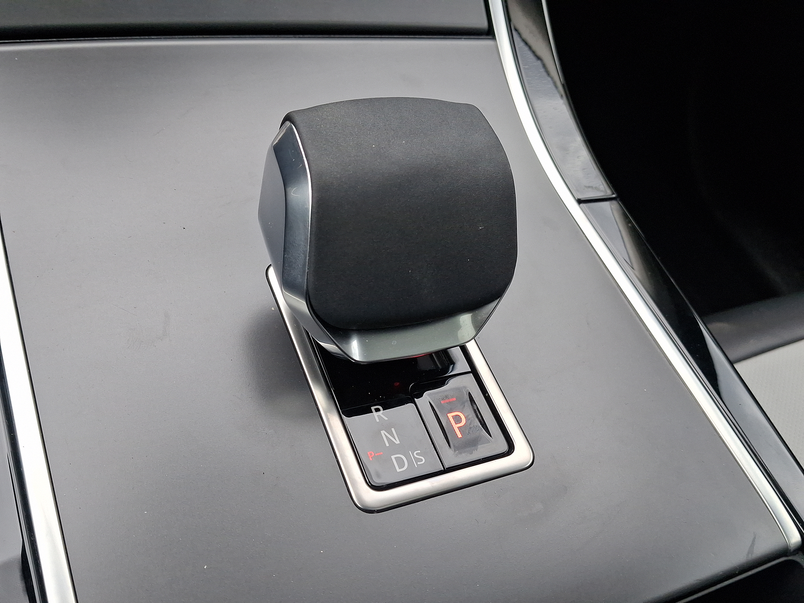 Certified Pre-Owned 2025 Land Rover Range Rover Velar P250 Dynamic SE ...