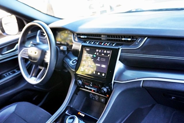 Used 2021 Silver Jeep Altitude image 11