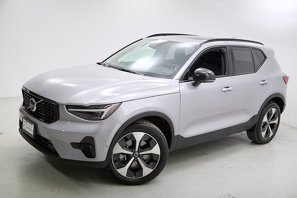 2026 VOLVO XC40 - Image 2