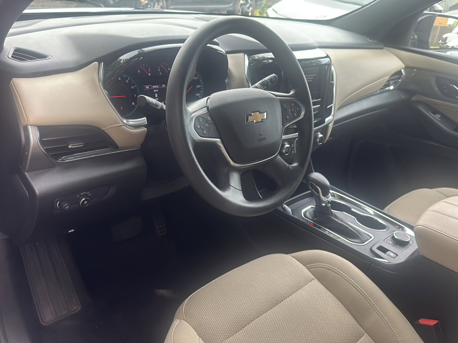 2023 Chevrolet Traverse L photo 3