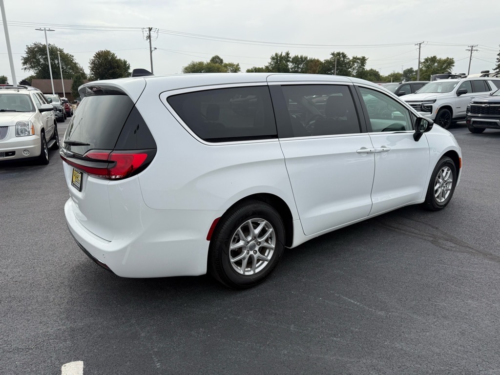 2024 Chrysler Pacifica Touring L photo 4