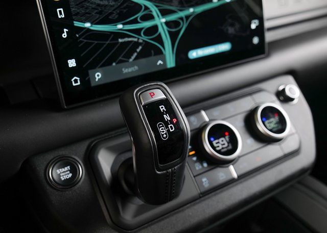2025 Land Rover Defender 110 X-Dynamic SE photo 16