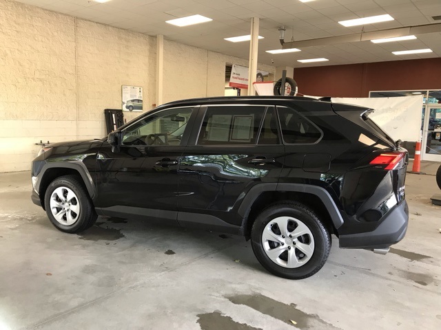 2021 Toyota RAV4 LE photo 7