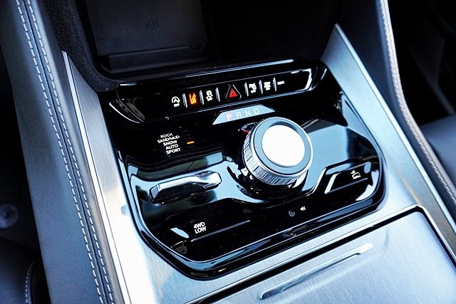 New 2025 Bright White Clear-Coat Exterior Paint Jeep Series II image 44