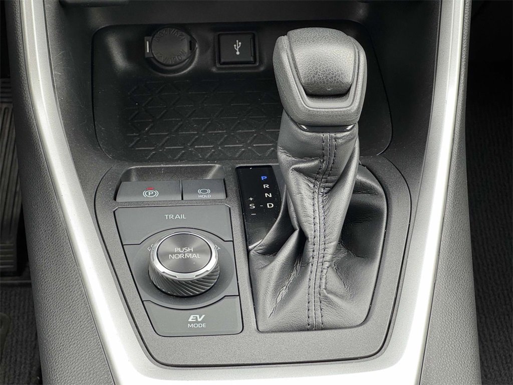 2022 Toyota RAV4 Hybrid XLE photo 6