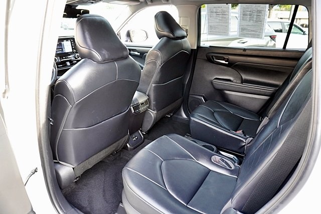 Used 2021 White Toyota XLE image 17