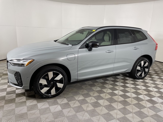 2025 Volvo XC60 T8 Plus photo 6