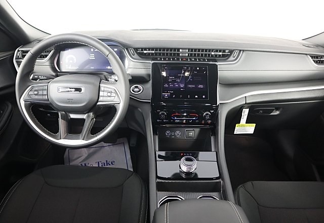 2025 Jeep Grand Cherokee Laredo photo 9