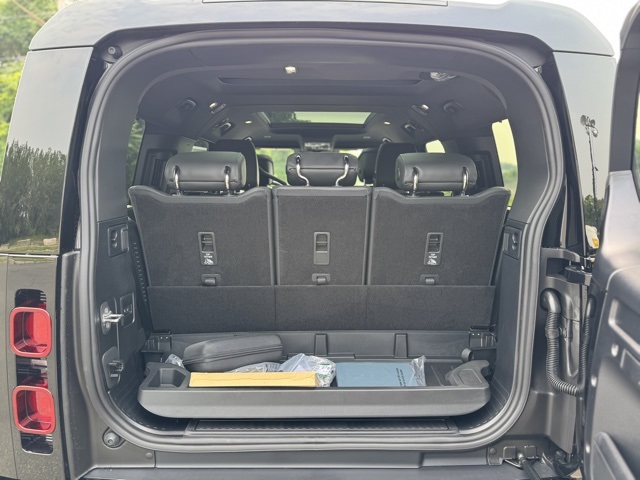 2025 Land Rover Defender 130 X-Dynamic SE photo 9
