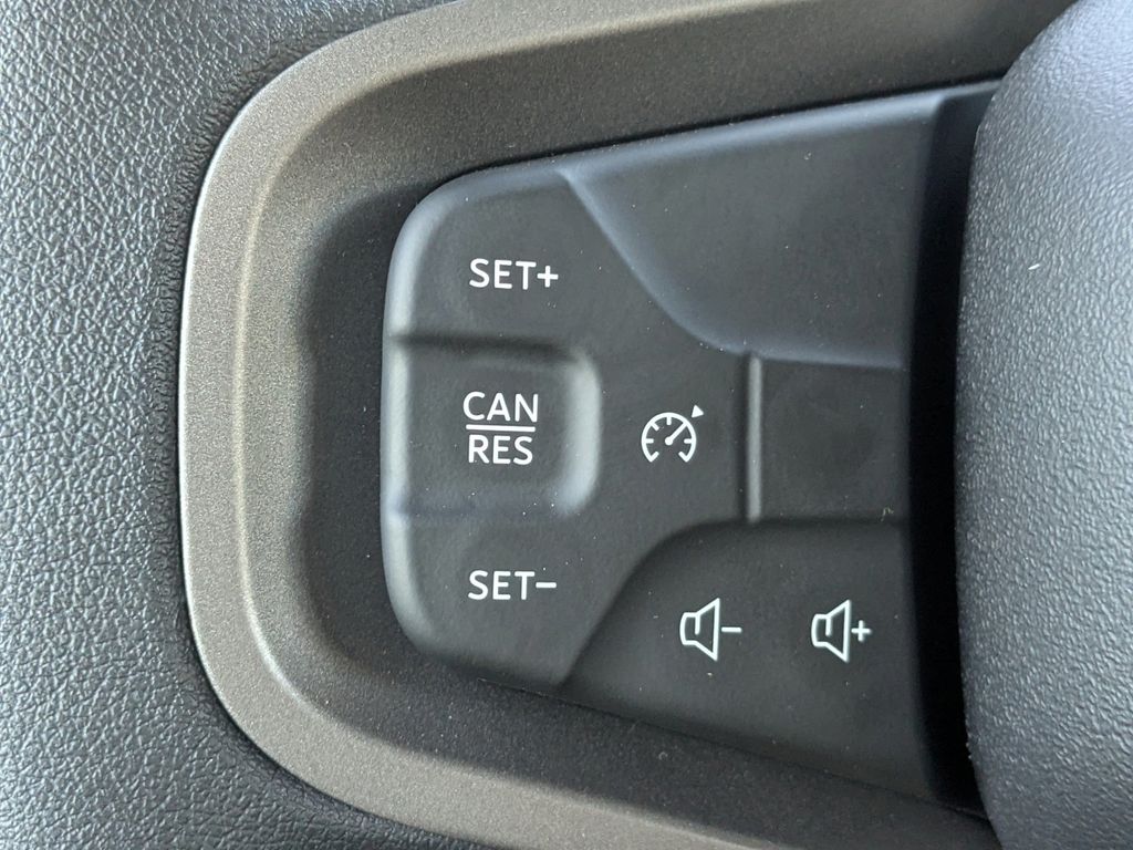 2025 Ford Bronco Base photo 22