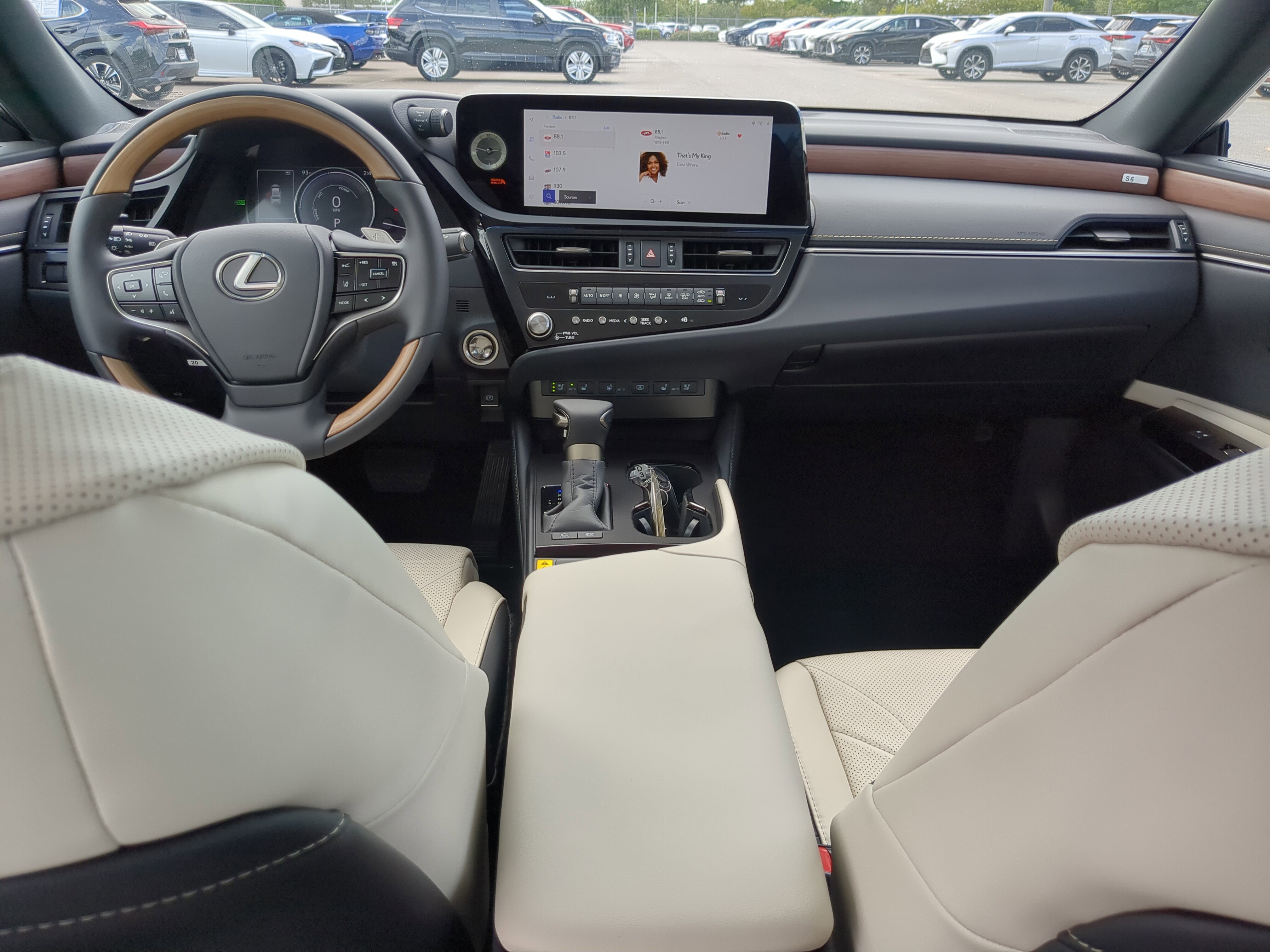 2025 Lexus ES 300h Luxury photo 10