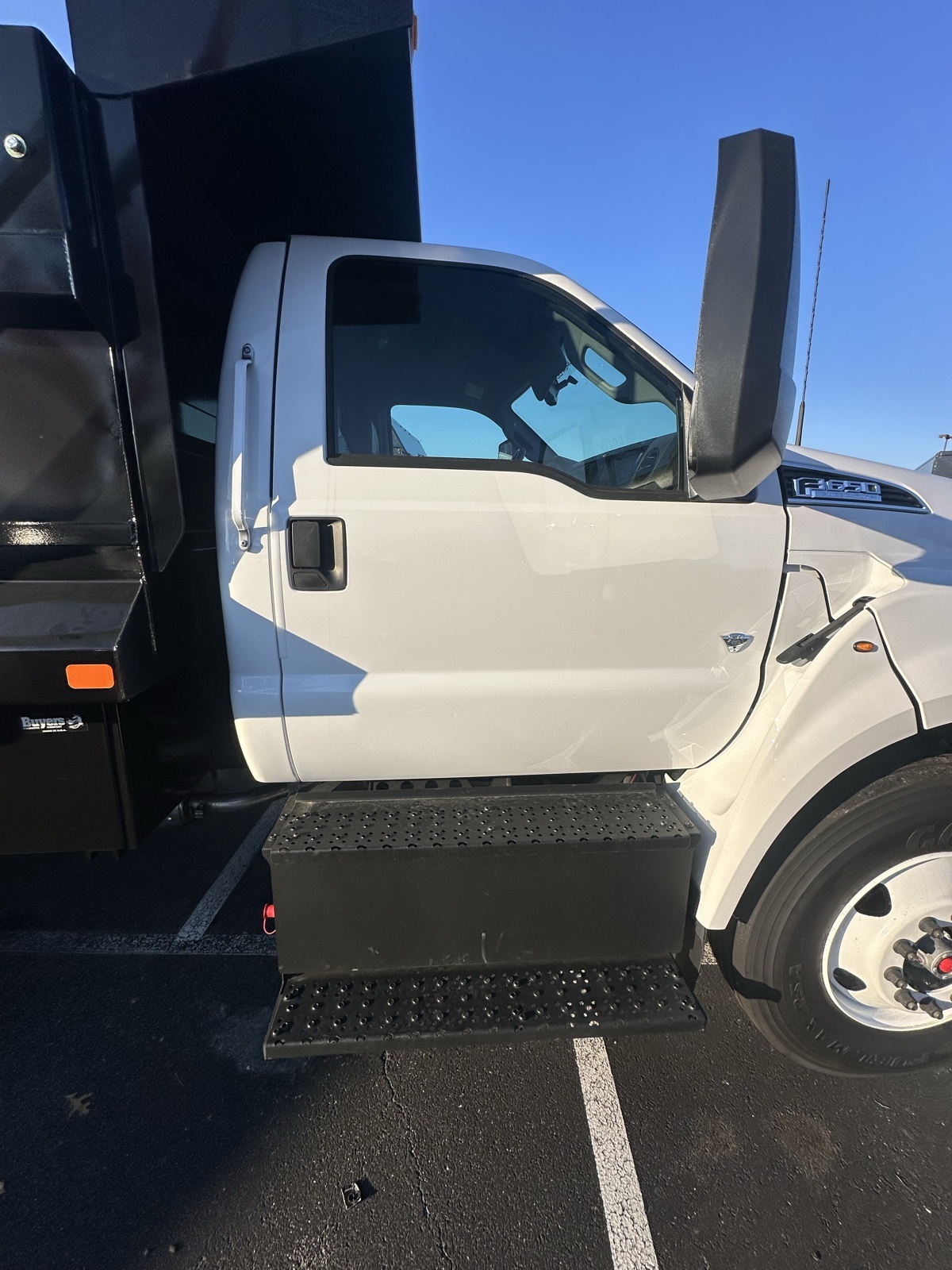2025 Ford F-650 photo 4