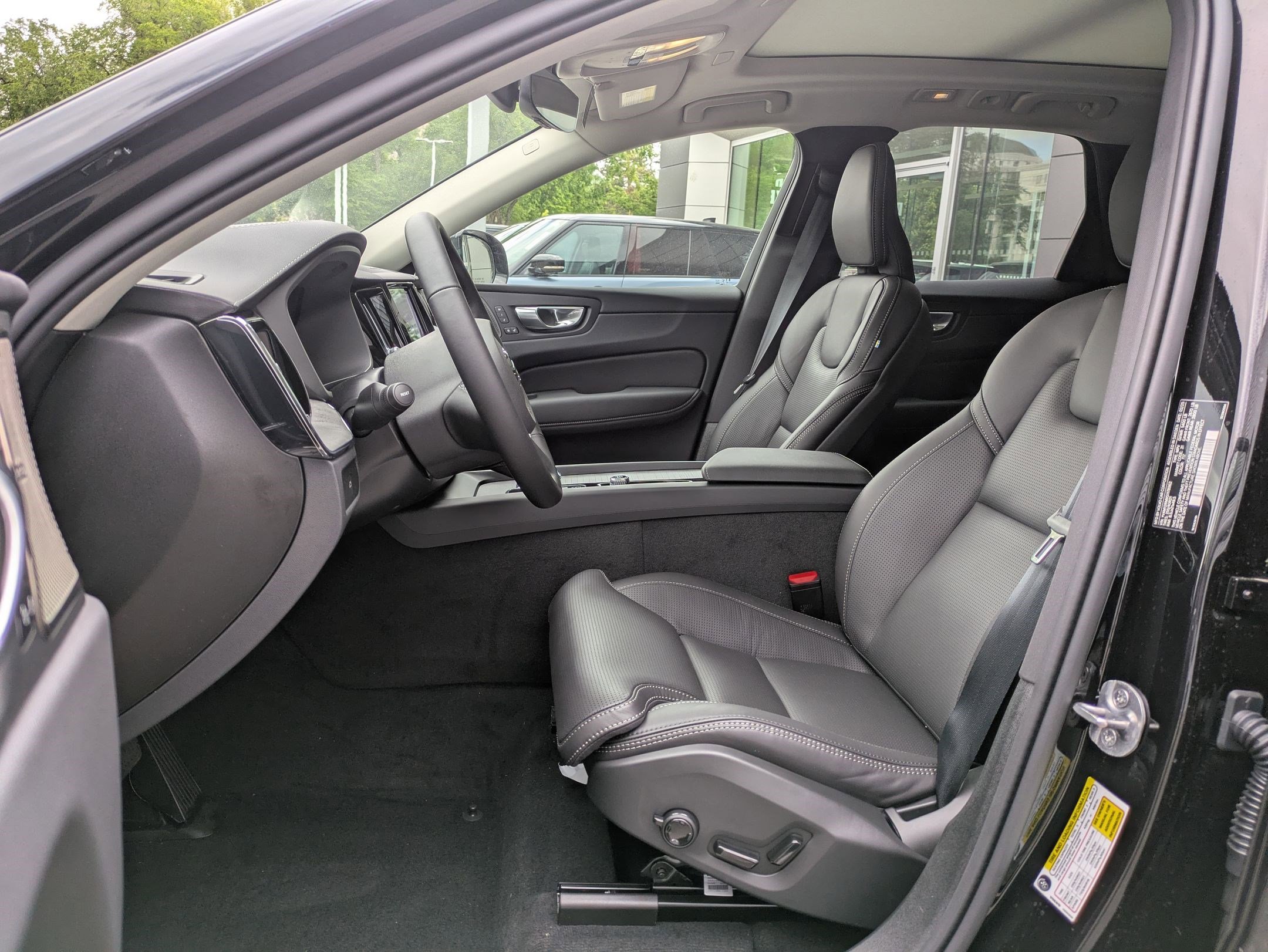 2025 Volvo XC60 photo 13