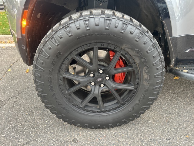 2023 Land Rover Defender 110 photo 3