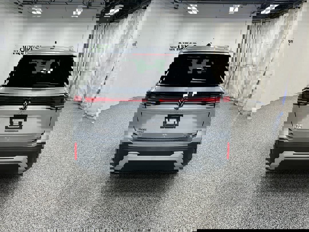 2025 Volkswagen Tiguan SE photo 3