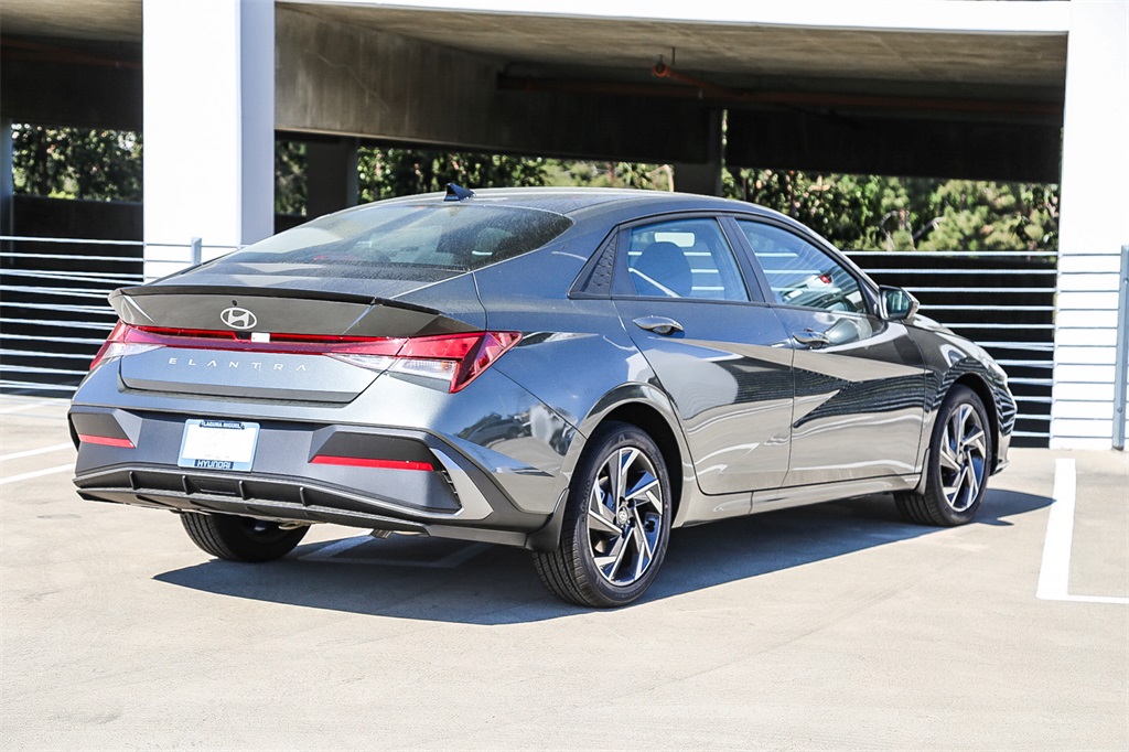 2025 Hyundai Elantra SEL Sport photo 6