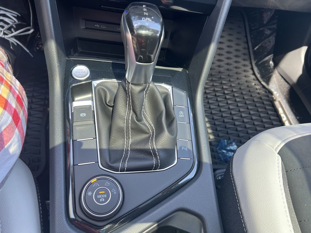 2025 Volkswagen Taos SE photo 20