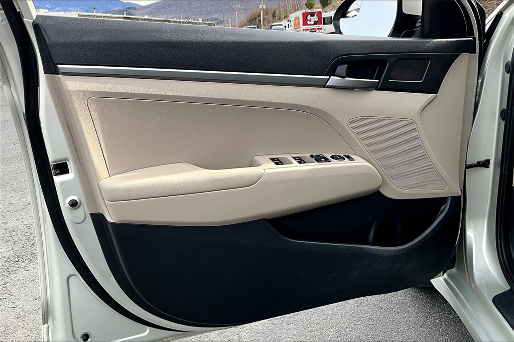 2017 Hyundai Elantra SE photo 9