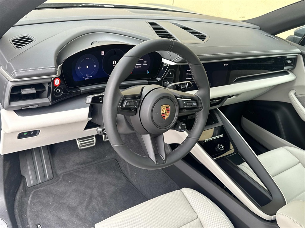 2025 Porsche Macan photo 2