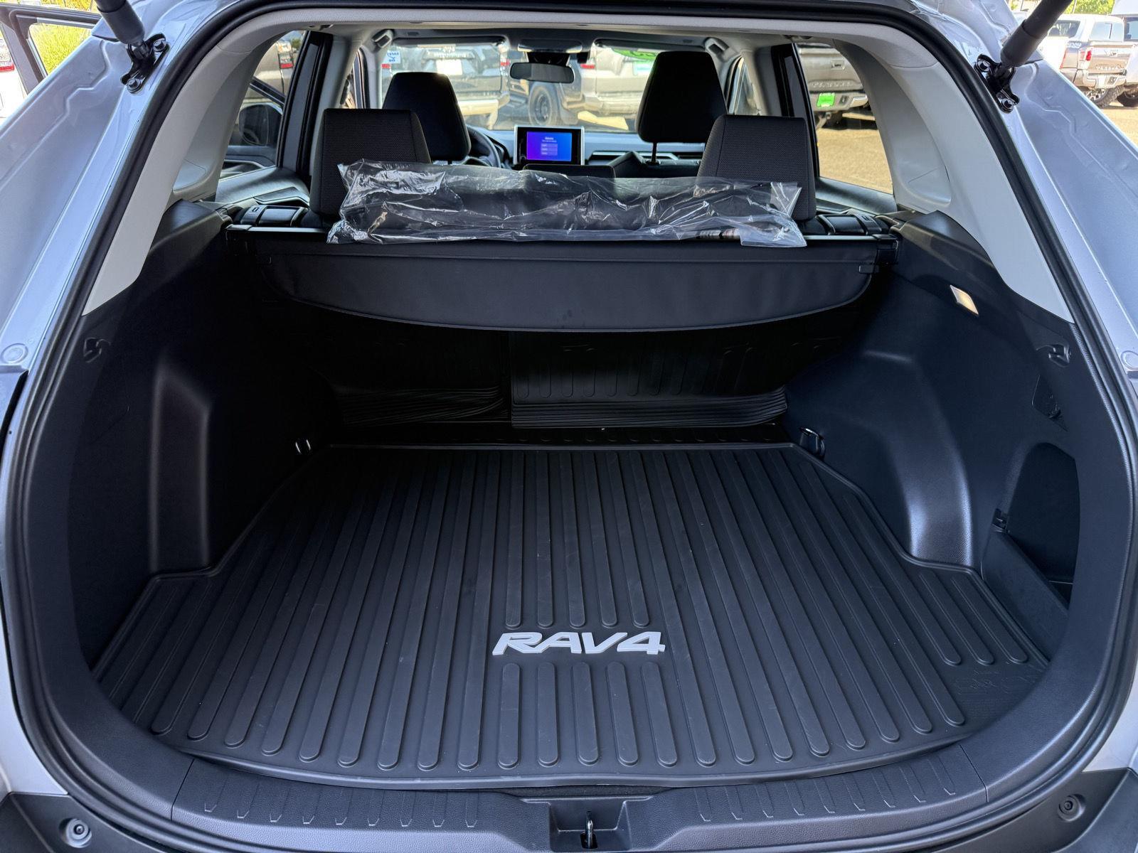 2025 Toyota RAV4 XLE photo 12