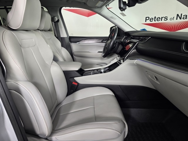 2022 Jeep Grand Cherokee Overland photo 2