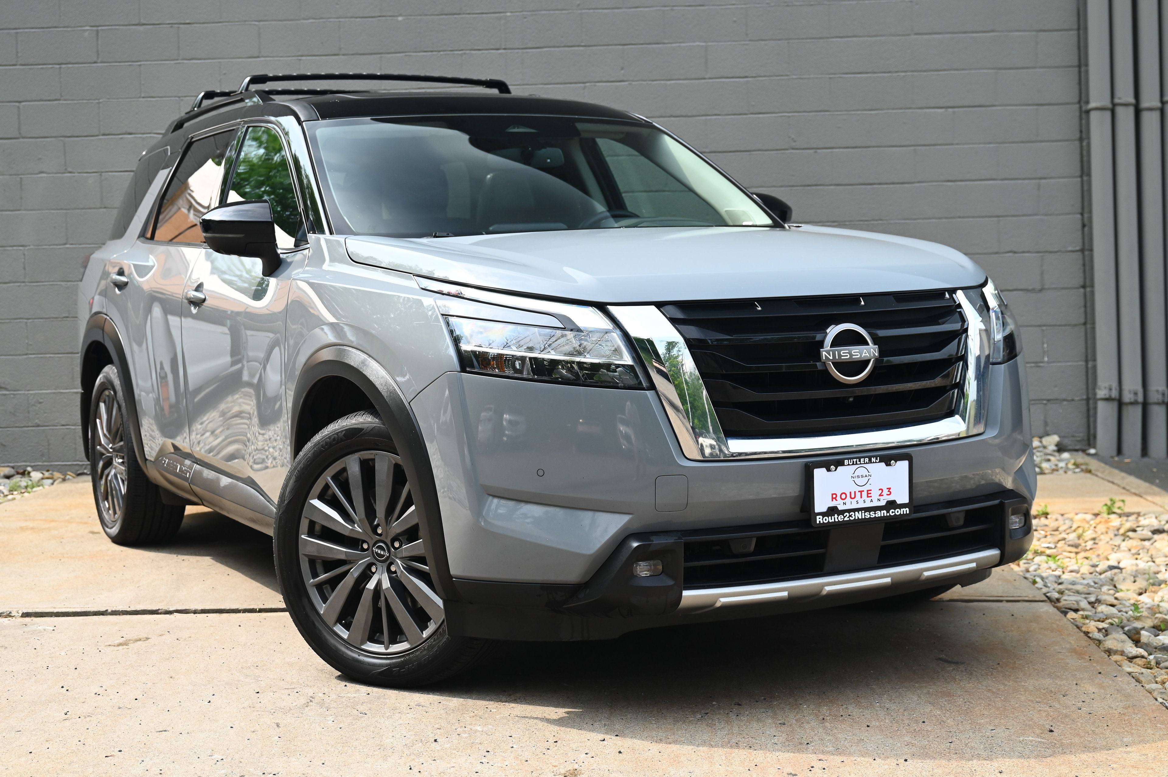 2022 Nissan Pathfinder SL photo 2