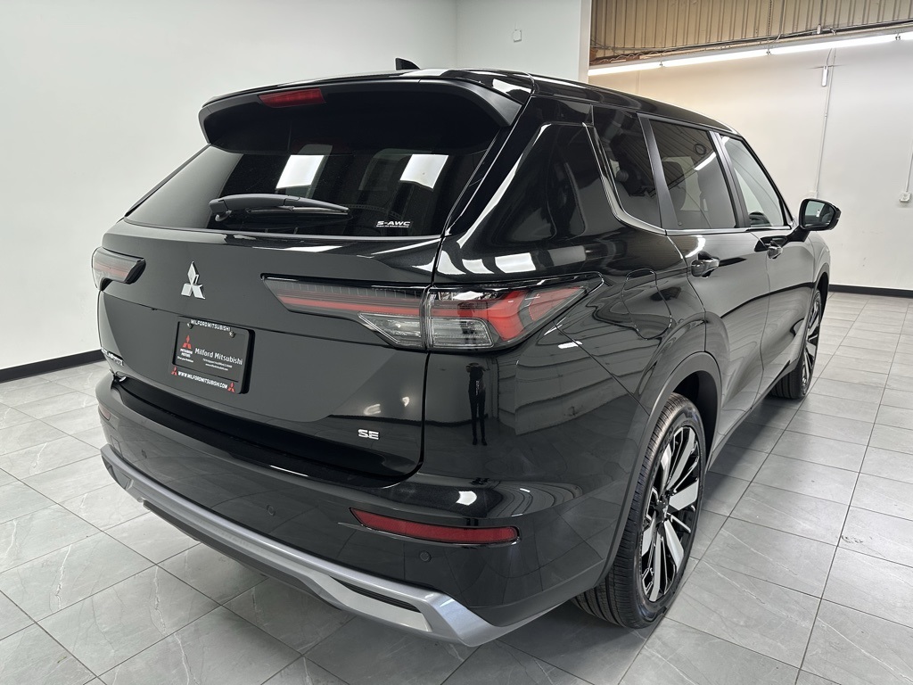 2025 Mitsubishi Outlander SE photo 2