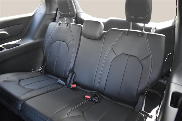 2025 Chrysler Pacifica Hybrid photo 16