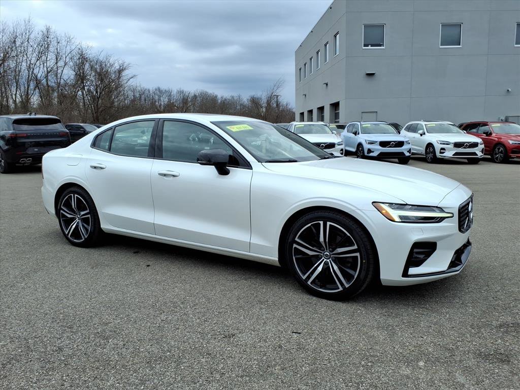 2022 Volvo S60 R-Design's photo