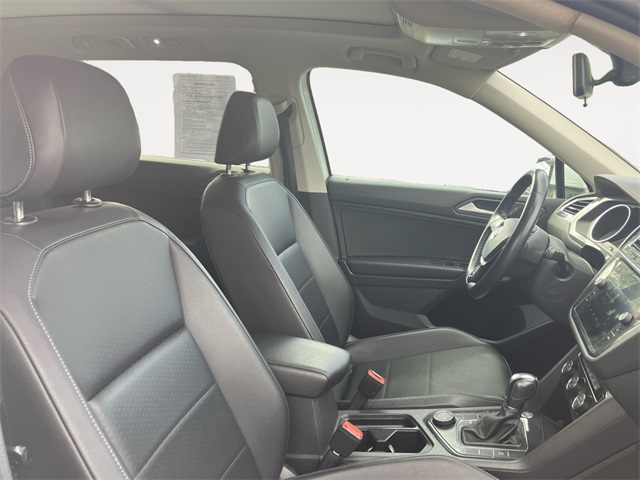 2019 Volkswagen Tiguan SEL R-Line photo 14