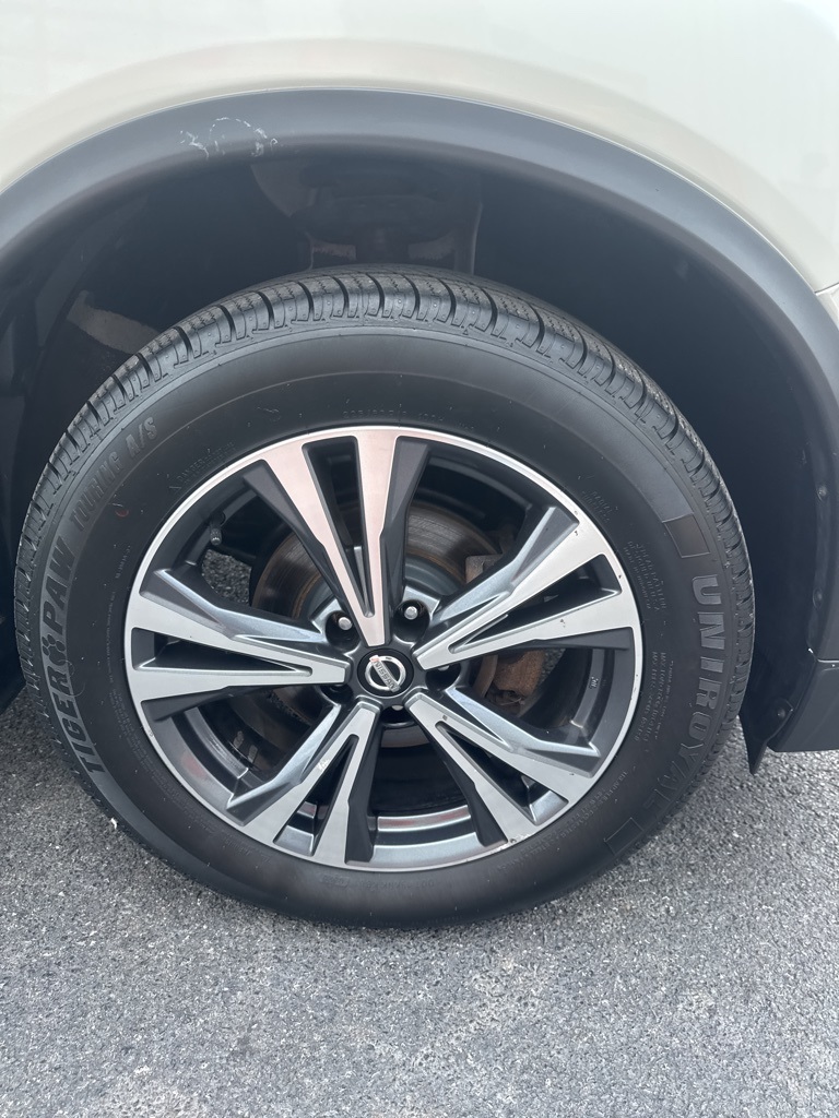 2017 Nissan Rogue SL photo 2