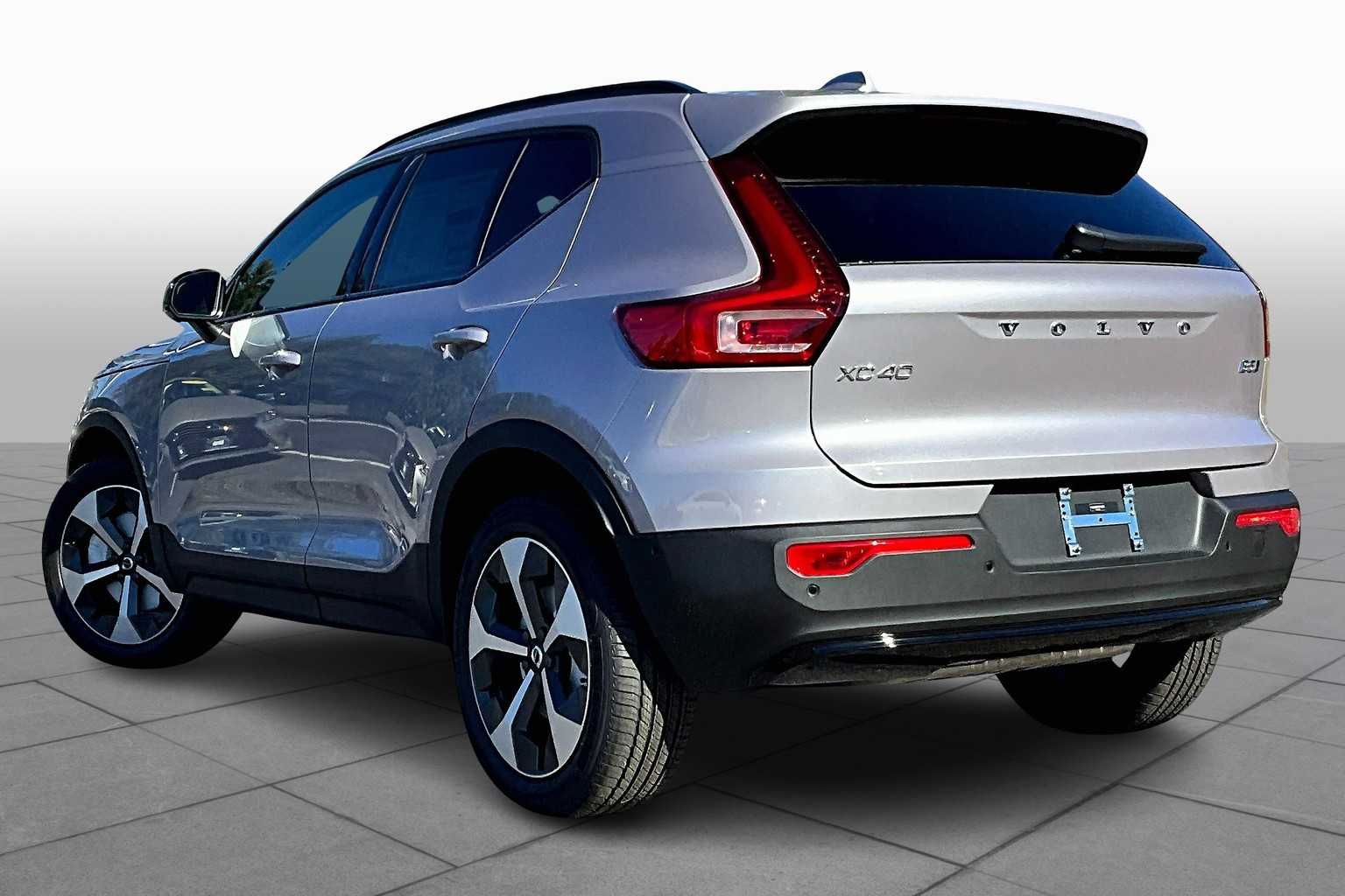 2026 Volvo XC40 Plus photo 3