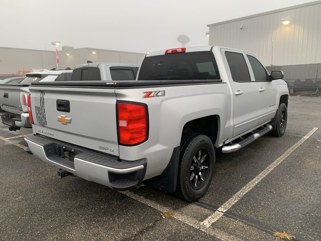 2018 Chevrolet Silverado 1500 LT photo 2