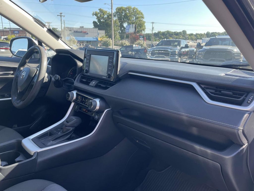 2020 Toyota RAV4 XLE photo 13