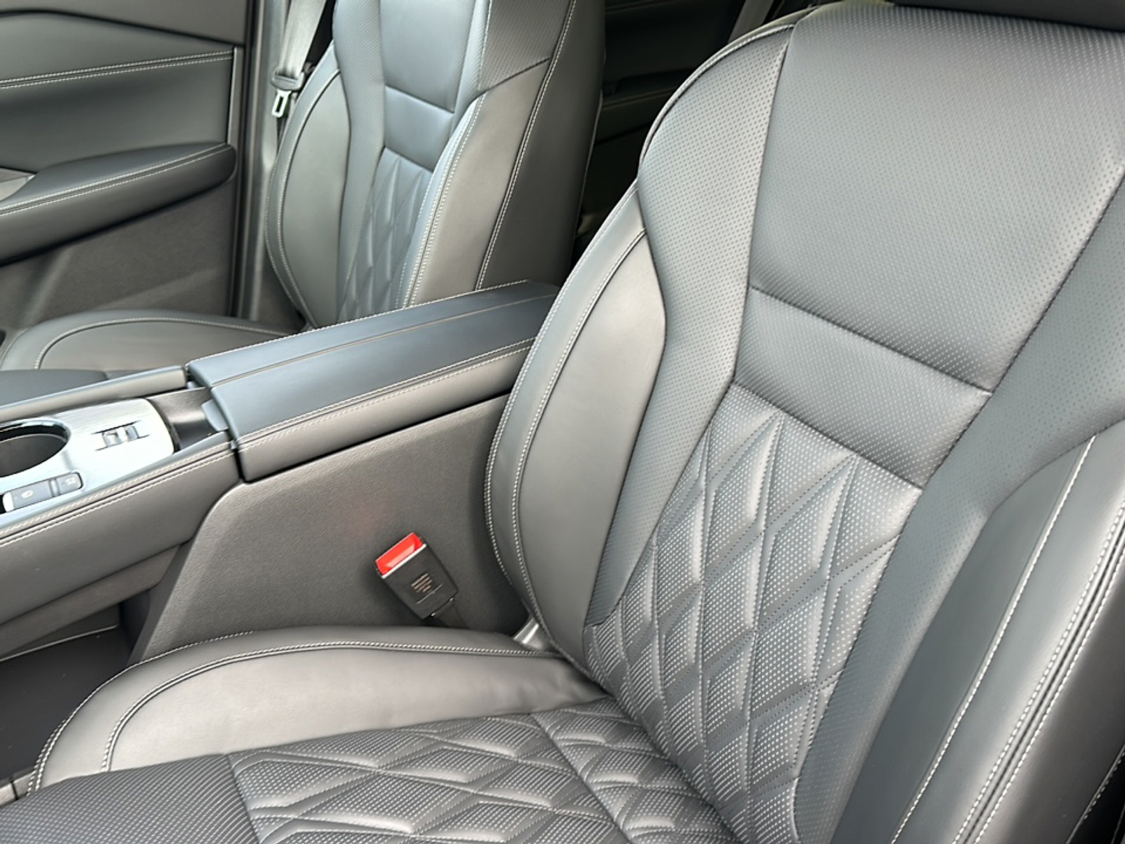 2025 Nissan Rogue Platinum photo 2