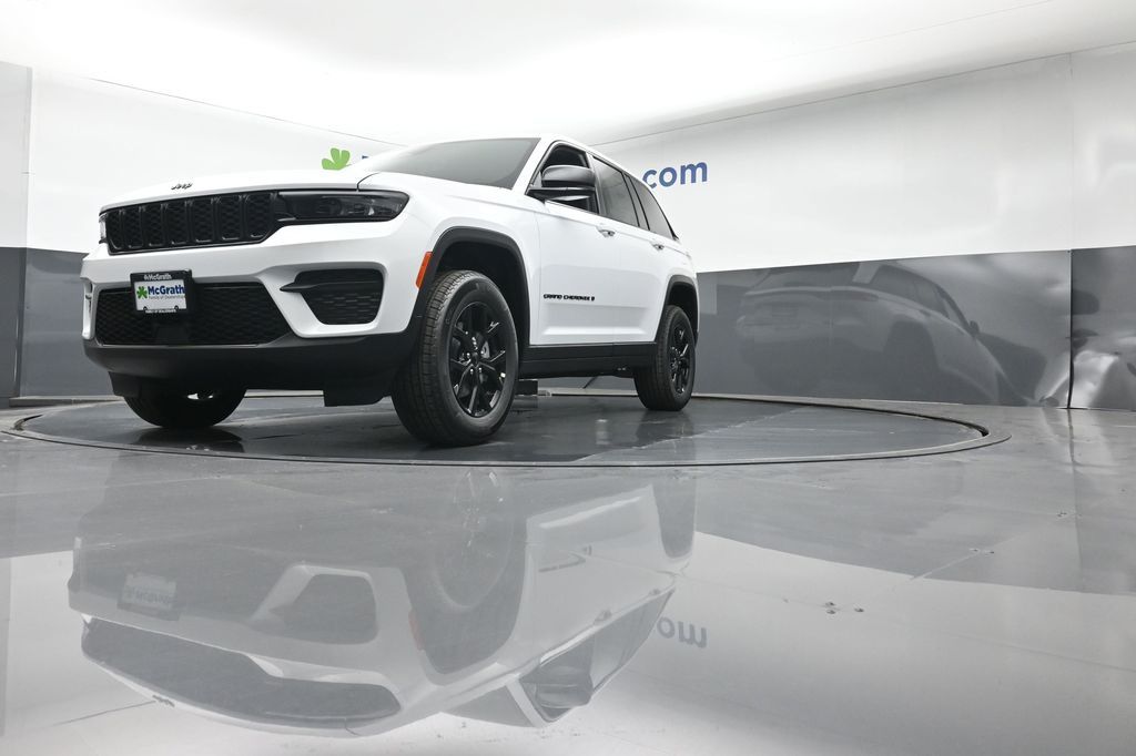 2025 Jeep Grand Cherokee Altitude photo 4