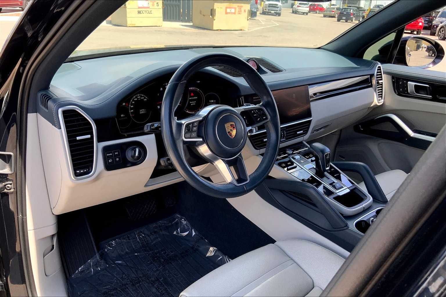2022 Porsche Cayenne Base photo 16