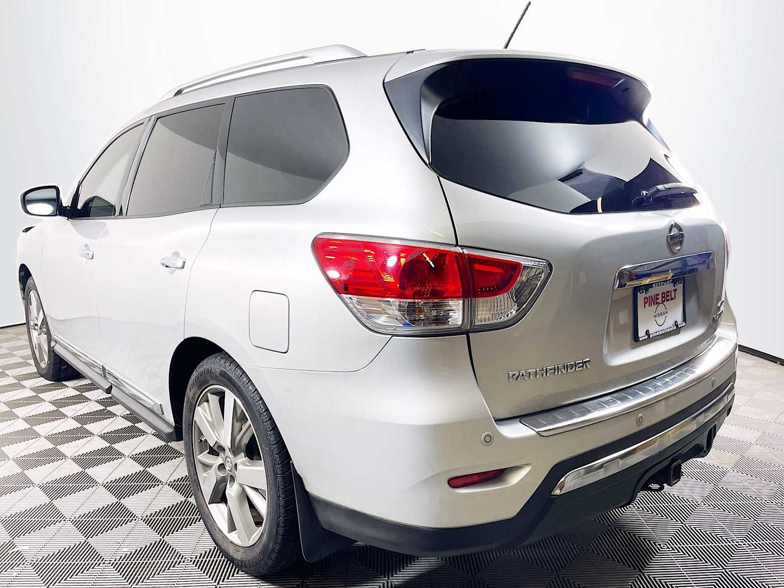 2014 Nissan Pathfinder Platinum photo 3
