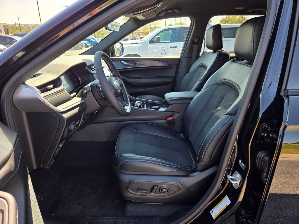 2025 Jeep Grand Cherokee Altitude X photo 12