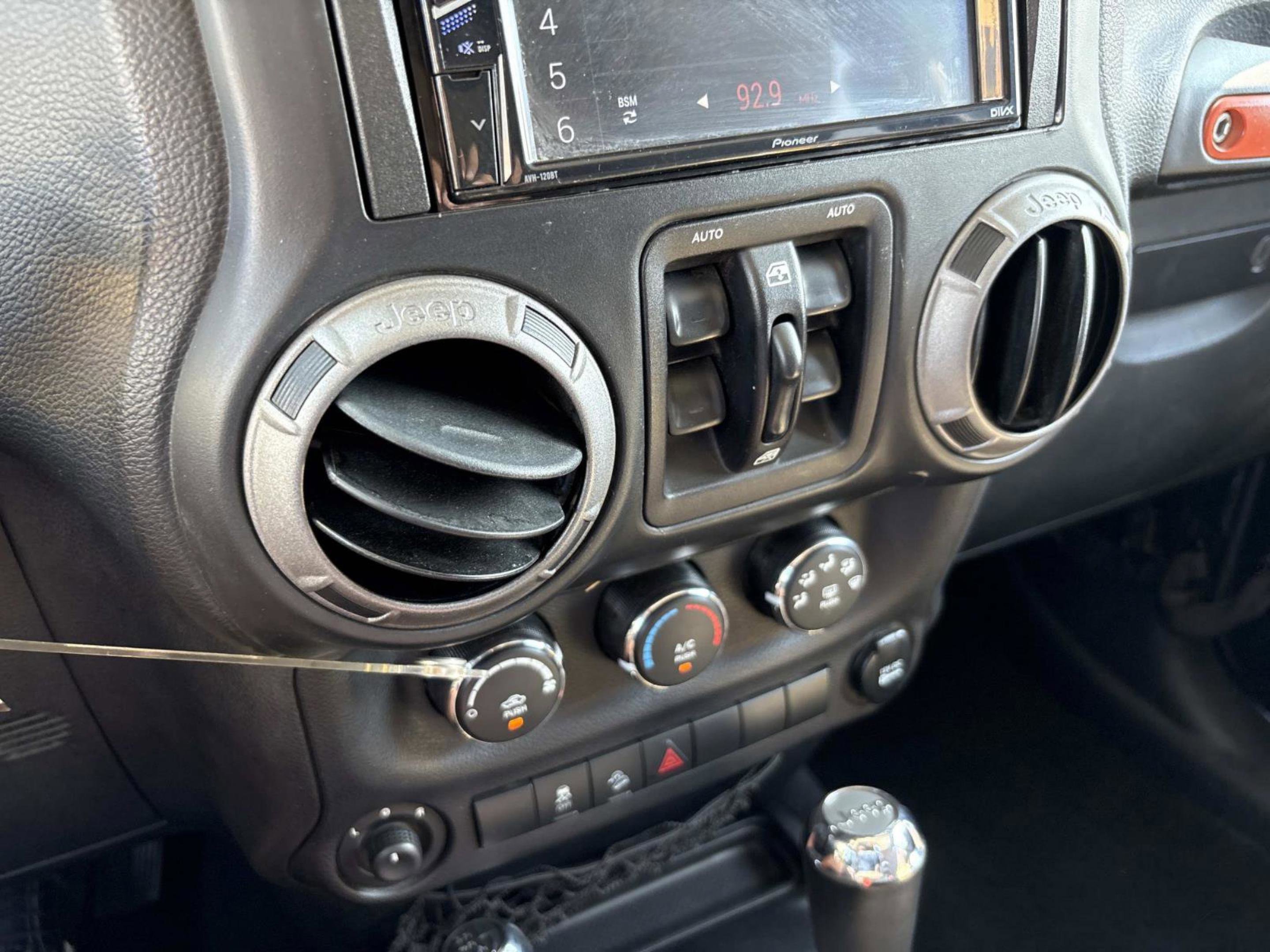 2013 Jeep Wrangler Unlimited Sport photo 27