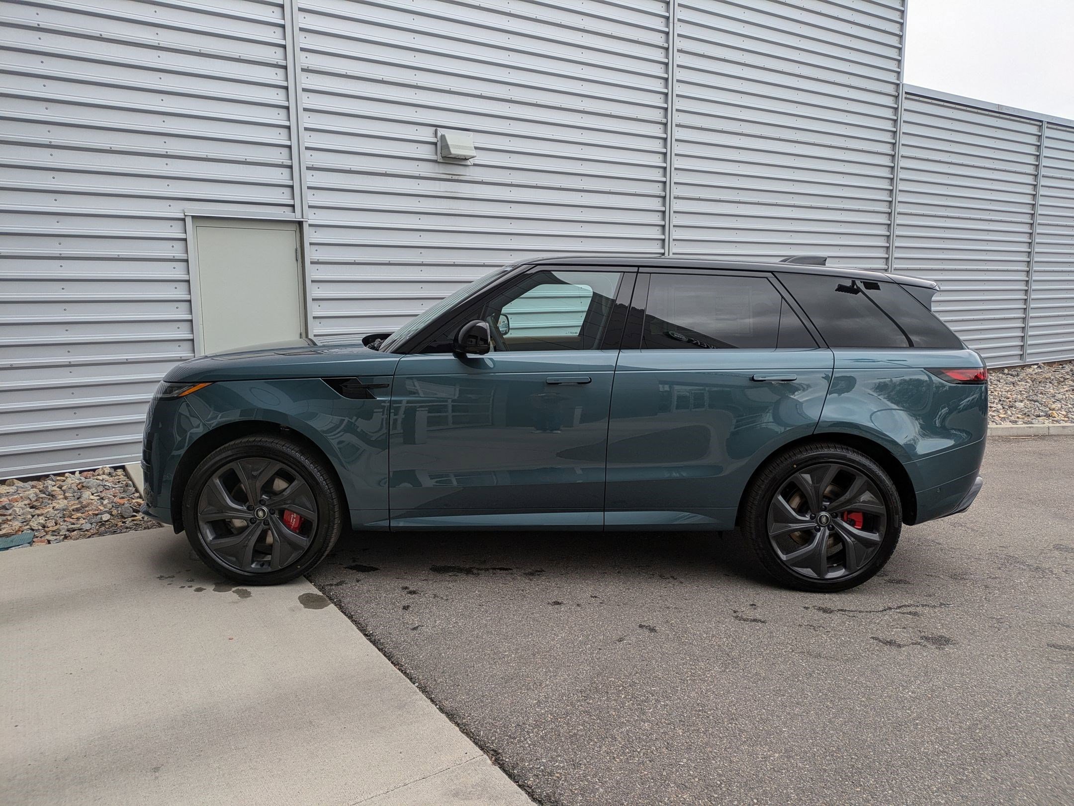 2025 Land Rover Range Rover Sport SE photo 2