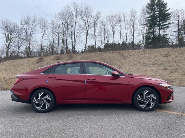2025 Hyundai Elantra SEL Convenience photo 3