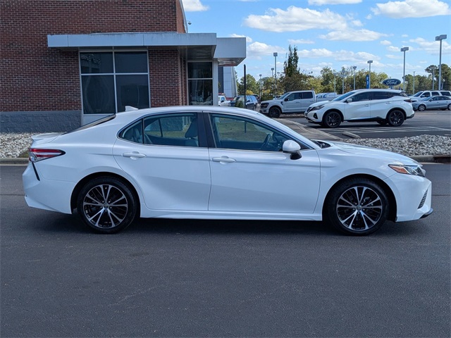 2020 Toyota Camry SE photo 2