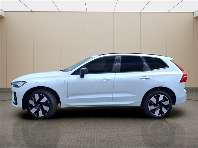 2025 Volvo XC60 Hybrid T8 Plus photo 3